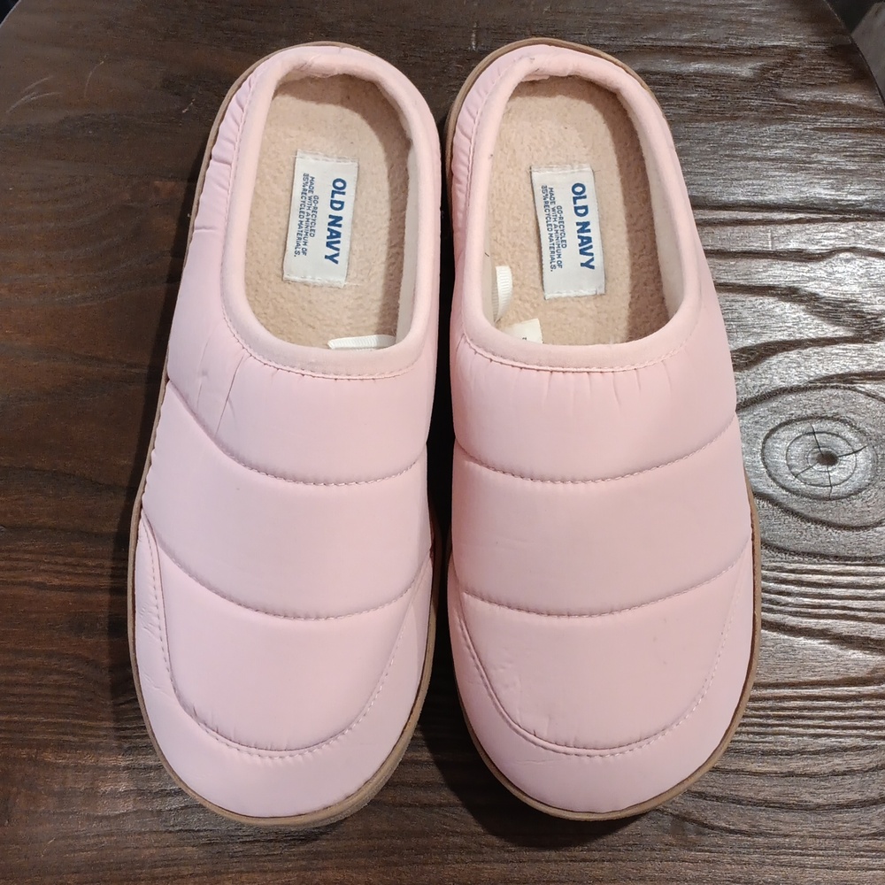 Old Navy Fleece Lined Quilted Slippers - 6